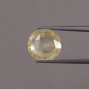 พลอยแซฟไฟร์สีเหลืองธรรมชาติทรงเหลี่ยมเจียระไน ขนาด 11 มม. เกรด AAA รับรองโดย IGI น้ำหนัก 6.85 กะรัต พร้อมเอฟเฟกต์แสงสวยงาม ผ่านการเคลือบแว็กซ์/น้ำมันอย่างดี - Product Image 1