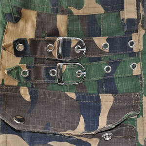 Kilt utilitaire pour homme, motif camouflage vert, style cargo traditionnel des Highlands écossais - Product Image 3