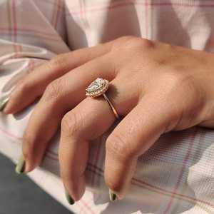 Anillo Floral Clásico con Halo de Diamantes Cultivados en Laboratorio de Corte Pera de 2.01CT, Certificado IGI, Oro Amarillo de 14K, Joyería Fina, Regalo de Compromiso o Promesa - Product Image 3