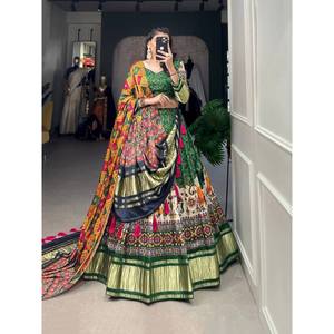 Atractivo Lehenga de Seda Turessar con Estampado y Blusa con Dupatta en Color Durazno - Product Image 1