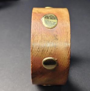Brazalete Vintage de Madera Maciza con Incrustaciones de Disco Grande de Latón — Joyería Rústica Pulida a Mano, Duradera y Ecológica - Product Image 6