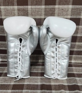 No Boxing No Life Guantes de Entrenamiento y Sparring de MMA de Cuero Genuino Blanco Plateado con Cordones, Logotipo Grabado, Antideslizantes y Muñequera Ajustable para Adultos - Product Image 5