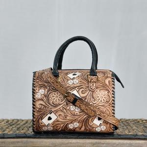 Bolsa de Viaje Grande de Cuero Genuino Hecha a Mano de Lujo, Color Bronceado, Diseño de Cartas de Póker, Impermeable, Ligera, con Cierre de Cremallera - Product Image 1