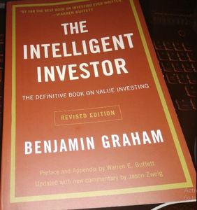 El inversor inteligente, edición revisada, libro en tapa blanda de Benjamin Graham, libro sobre inversiones y mercado de valores - Product Image 3