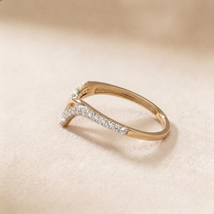 Bague de fiançailles en or jaune 9 carats avec diamant rond de 1,50 carat en forme de V, alliance de mariage pour femme, bijoux fins sur mesure - Product Image 3