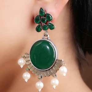Pendientes Étnicos Tradicionales Estilo Jhumka de Latón Oxidado Hechos a Mano ARTS JEWELS con Engaste de Bisel y Piedra Verde, Bañados en Plata Antigua - Product Image 2
