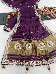 Conjunto de sari indio-pakistaní bordado en morado, tipo seda, con borde floral y borlas. - Product Image 6