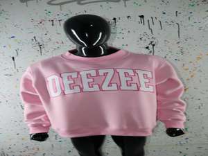Sudadera DEEZEE PINK con cuello alto, 100% BLANCA, con apliques bordados, cuello ancho, hilos finos. - Product Image 2