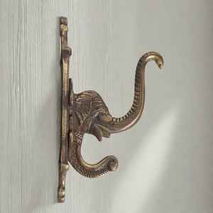 Gancho de Pared de Metal de Latón Hecho a Mano, Diseño Multifuncional, Fácil de Instalar, Acabado Dorado para Hogar de Lujo - Product Image 1