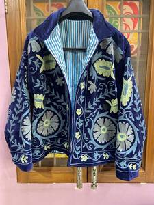 Chaqueta Suzani de Terciopelo Bordada a Mano de la India al por Mayor, Estilo Boho Chic, Cuello Reversible, Ropa de Abrigo de Invierno, Fabricante de Chaquetas Suzani - Product Image 1