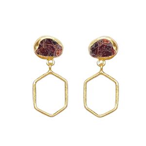 Boucles d'oreilles pendantes en pierre de grenat faite à la main plaquées or - Boucles d'oreilles avec breloque en métal hexagonal, bijoux personnalisés - Product Image 1