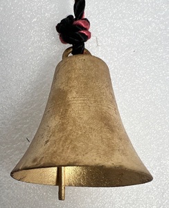 Campana Decorativa Artesanal de Hierro con Acabado Dorado, Adorno Colgante para Patio y Jardín de Estilo Rústico - Product Image 5