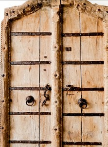 Porte double en bois vintage de style Madras indien avec ferrures métalliques antiques, bois recyclé rustique, décoration traditionnelle Darwaza - Product Image 2