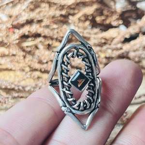 Anillo de Ónix Negro, Anillo Geométrico Gótico para Mujer, Joyería de Latón Plateado Oxidado, Venta al por Mayor - Product Image 3