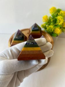Vente en gros de pyramide en cristal calcaire à 7 chakras | Pierre de guérison Feng Shui gravée pour la décoration de la maison de méditation d'énergie spirituelle - Product Image 3