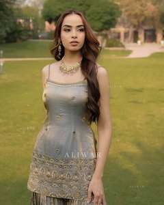 Vêtements ethniques traditionnels de créateur, Sharara Gharara prêt-à-porter, tissu en géorgette, broderie indienne, coupe ajustée, réversible, pour les fêtes - Product Image 4