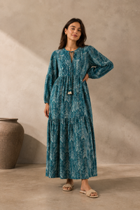 Vestido maxi bohemio estampado en verde azulado para mujer, con manga larga tipo linterna, cintura imperio, borlas y corte casual en A. - Product Image 4