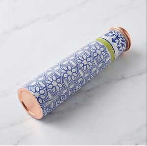 Botella de Agua de Cerámica Mediterránea con Tapa de Cobre, Patrón Floral Geométrico Azul y Blanco - Product Image 2