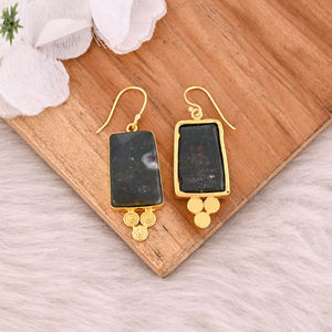 Pendientes Clásicos de Piedra de Sangre, Pendientes Colgantes de Latón Chapado en Oro Amarillo, Elegantes Pendientes de Latón, Fabricante Mayorista - Product Image 4