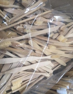 LOS MÁS VENDIDOS |   Cepillo de dientes con mango de madera, cerdas medianas, ecológico, tamaño de viaje, reutilizable, suministro para el cuidado bucal, Blue Lotus Farm - Product Image 4