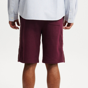 Pantalones cortos tipo bermuda de algodón color granate para hombre con franja lateral y logotipo frontal, cintura con cordón, estilo casual. - Product Image 3