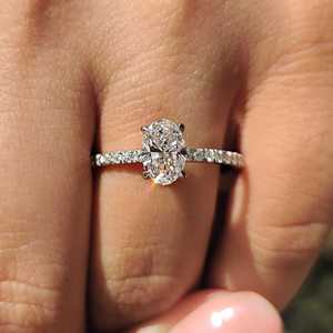 Anillo de compromiso y boda personalizable de oro de 14 quilates con diamante cultivado en laboratorio con corte ovalado VVS, certificado por IGI, para mujeres de lujo. - Product Image 2