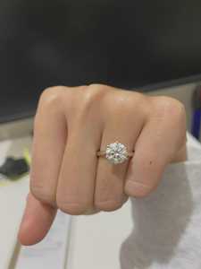 Anillo de Compromiso con Diamante Cultivado en Laboratorio, Corte Brillante Redondo de 5 Quilates, Oro Blanco de 18K, Certificado IGI - Product Image 1