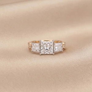 Anillo de Compromiso de Oro Amarillo de 14K con Diamante Cultivado en Laboratorio de 1.30CT, Corte Princesa, Tres Piedras, Piedra Lateral Trapezoidal, Joyería Personalizada - Product Image 1