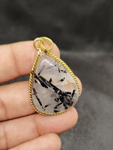 Pendentif Fantastique en Quartz Rutile Noir et Laiton, Pierre Précieuse Puissante, Cadeau Élégant pour Femme, Port Quotidien, Énergie et Concentration, Pièce d'Inspiration - Product Image 3