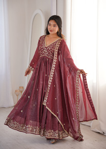 Elegante Conjunto de Kurta Larga de Seda con Lentejuelas y Pantalones de Micro Algodón, Dupatta de Encaje Bordado, Atuendo Étnico para Mujer para Ocasiones Especiales - Product Image 3