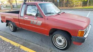 Très demandé, ancien modèle fiable, camionnette pick-up cabine étendue Deluxe 1985, titre propre - Product Image 2