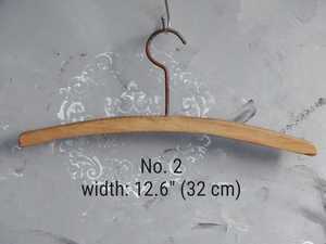 ไม้แขวนเสื้อไม้เนื้อแข็ง KH-7304 จาก Khadim Handicrafts ไม้แขวนเสื้อทรงโค้งทันสมัยอเนกประสงค์ ไม้แขวนเสื้อไหล่กว้างกันลื่น - Product Image 3