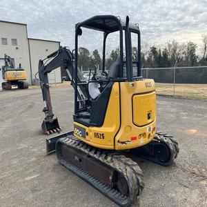 Miniexcavadora John Deere 50G, diseño compacto de orugas, sistema hidráulico resistente y duradero para uso en paisajismo, agricultura y construcción. - Product Image 1