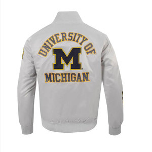 Chaqueta Varsity Blanca para Hombre con Logotipo U of M Bordado, Cuello Camisero, Corte Regular, Estilo Preppy, Cierre de un Solo Botón - Product Image 3
