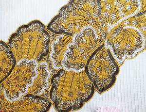 Camino de mesa festivo hecho a mano con cuentas, estilo paisley floral, adornado con motivos en amarillo brillante y dorado, disponible a precios de mayorista. - Product Image 6