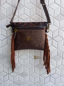 Bolso bandolera de cuero con flecos y grabado a mano estilo occidental, vintage, bohemio, hecho a mano, de piel con pelo, multiusos. - Product Image 3