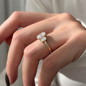 Anillo de Compromiso de Tres Piedras con Diamante Ovalado de Laboratorio de 2.2 Quilates Totales, Anillo Triad Ovalado en Oro Amarillo, Certificado por IGI - Product Image 2