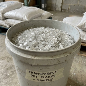 Reciclaje de plástico transparente de primera calidad: Stock de virutas de botellas PET empaquetadas para compradores de importación a granel con preparación del material - Product Image 3
