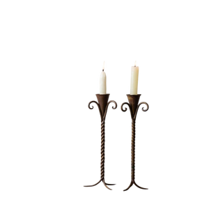 Paire de chandeliers rustiques en fer, bronze, spirale, pour bougies coniques, avec décorations sculptées, pour cheminée et décoration d'ambiance - Product Image 1