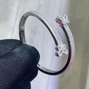 Pulsera de Lujo para Mujer de Plata 925 con Moissanita VVS, Diseño de Mariposa, Corte Baguette, Engaste de Canal, Pulsera de Boda - Product Image 3