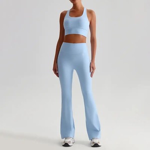 Conjunto Deportivo para Mujer, Ropa Deportiva para Gimnasio, Fitness y Yoga, Diseño Personalizado con Patrón Sólido, Bra Deportivo y Pantalones Cortos Transpirables con Cintura Alta Elástica - Product Image 2
