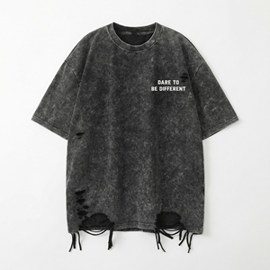 เสื้อยืดโอเวอร์ไซส์ผู้ชายสไตล์ Distressed "Dare To Be Different" ล้างสีแบบ Acid Wash ขาดเซอร์ๆ สไตล์ Streetwear ผู้ผลิต OEM - Product Image 1