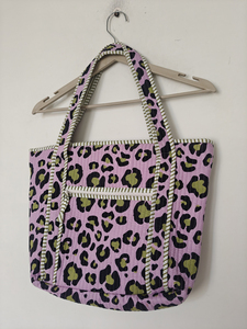 Bolso Tote Mediano Acolchado con Estampado de Leopardo Morado de Shree Balajee Garments, Cierre de Cremallera, Asas Dobles, Reutilizable, para Compras Diarias de Mujeres - Product Image 3