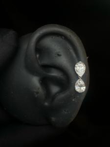 Delicado Anillo de Diamantes Cultivados en Laboratorio en Forma de Pera con Diseño de Hélice en Oro de 14K - Product Image 1