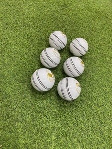 Pelotas de Cricket Blancas SG CLUB, Tamaño para Hombre - Product Image 3