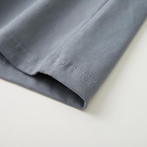 Camiseta 100% algodón para hombre, corte holgado, cómoda, informal, estilo urbano, con estampado liso, ajuste relajado y mangas normales, camiseta tipo Ringer. - Product Image 3