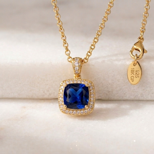 สร้อยคอจี้เงินแท้ 925 ชุบทอง 18K ประดับเพชร CZ สีฟ้าทรงคุชชั่น ขนาด 10 มม. เหมาะสำหรับใส่ทุกวัน เป็นของขวัญสำหรับเธอ ในราคาโรงงาน - Product Image 1