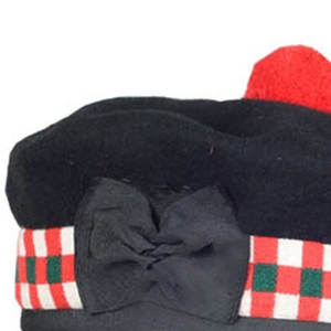 Sombreros de Kilt Hechos a Mano en Negro, Rojo y Verde, Gorro Tradicional Escocés Balmoral de Lana Original con Pompón Rojo y Plumas - Product Image 4