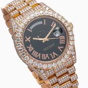 Montre en diamant Moissanite au design unique pour homme, montre-bracelet entièrement pavée avec bracelet réglable, disponible à la vente - Product Image 2