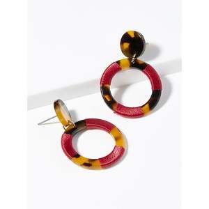 Boucles d'oreilles en résine faites à la main par des designers, accessoires de mode en cristal de luxe avec une finition durable pour les soirées - Product Image 3